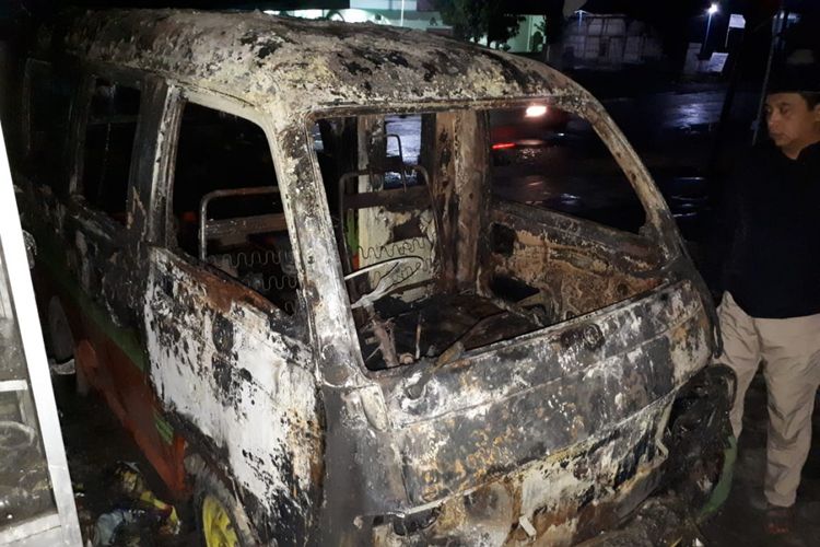 Sebuah mobil terbakar tanpa sebab yang jelas di pingir jalan raya Semarang - Grobogan tepatnya di halaman parkir Mini Market lestari Jaya, Desa Tegowanu Wetan, Kabupaten Grobogan, Jawa Tengah, Rabu (6/2/2018) dinihari‎.