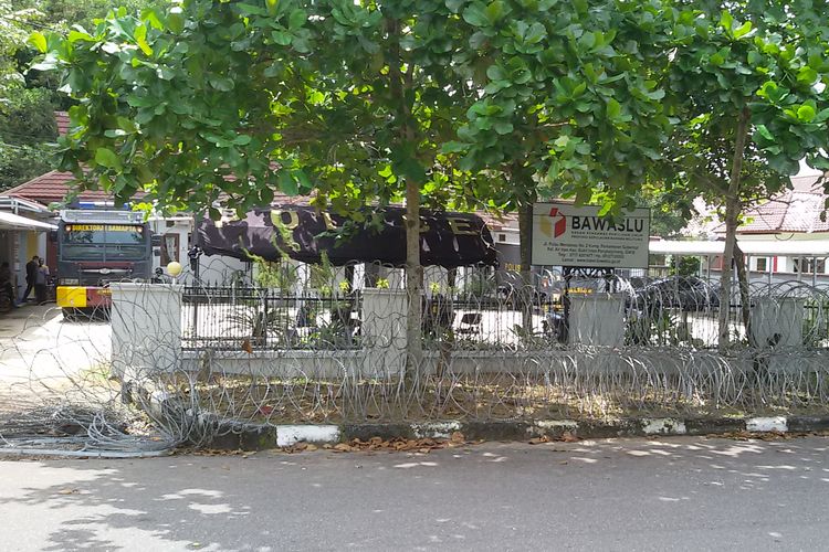 Pagar kawat berduri dipasang polisi di kantor Bawaslu Kepulauan Bangka Belitung, Kamis (15/5/2019).
