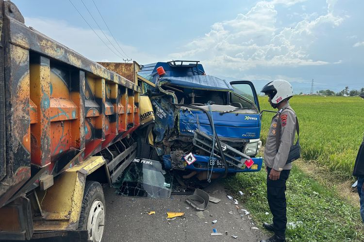 Truk tangki pengangkut bahan bakar minyak (BBM) solar menuju Labuan Bajo adu banteng dengan dump truk di Jalan Trans Flores, Labuan Bajo-Ruteng, Selasa (21/10/2025).