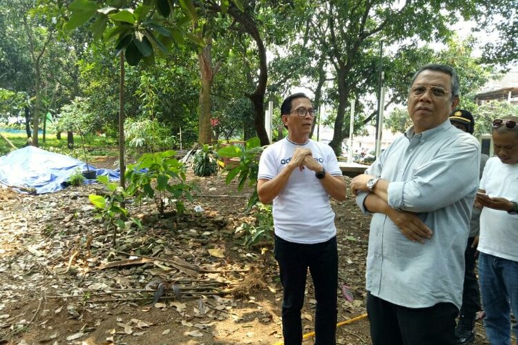 Wakil Wali Kota Tangerang Selatan Benyamin Davnie meninjau langsung lokai radiasi nuklir yang mengandung radioaktif di tanah kosong kawasan Perumahan Batan Indah, Pademangan, Setu, Tangerang Selatan, Sabtu (15/2/2020). Masyarakat diimbau tetap tenang selama persoalan tersebut ditangani oleh pihak ahli. 