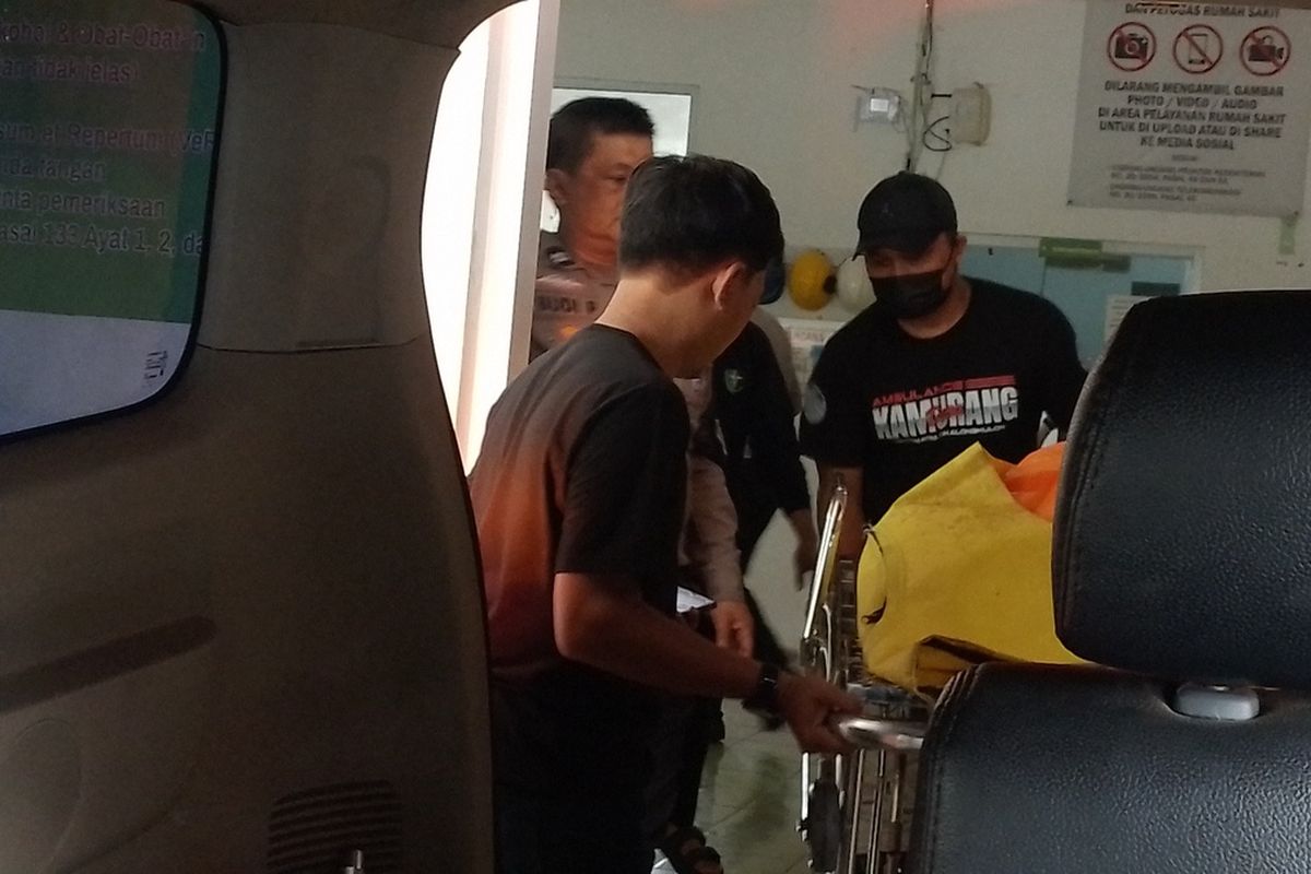 Jenazah salah satu korban arus banjir luapan drainase jalur Puncak CIanjur, Jawa Barat, tiba di kamar jenazah RSUD Cianjur setelah sebelumnya dinyatakan hilang dan ditemukan di muara Cirata, Senin (30/3/2026)