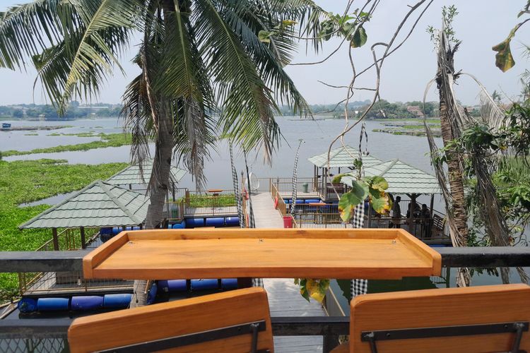 Danau Cinta Eco Resort di Desa Walahar, Karawang, Jawa Barat, Kamis (28/8/2024).