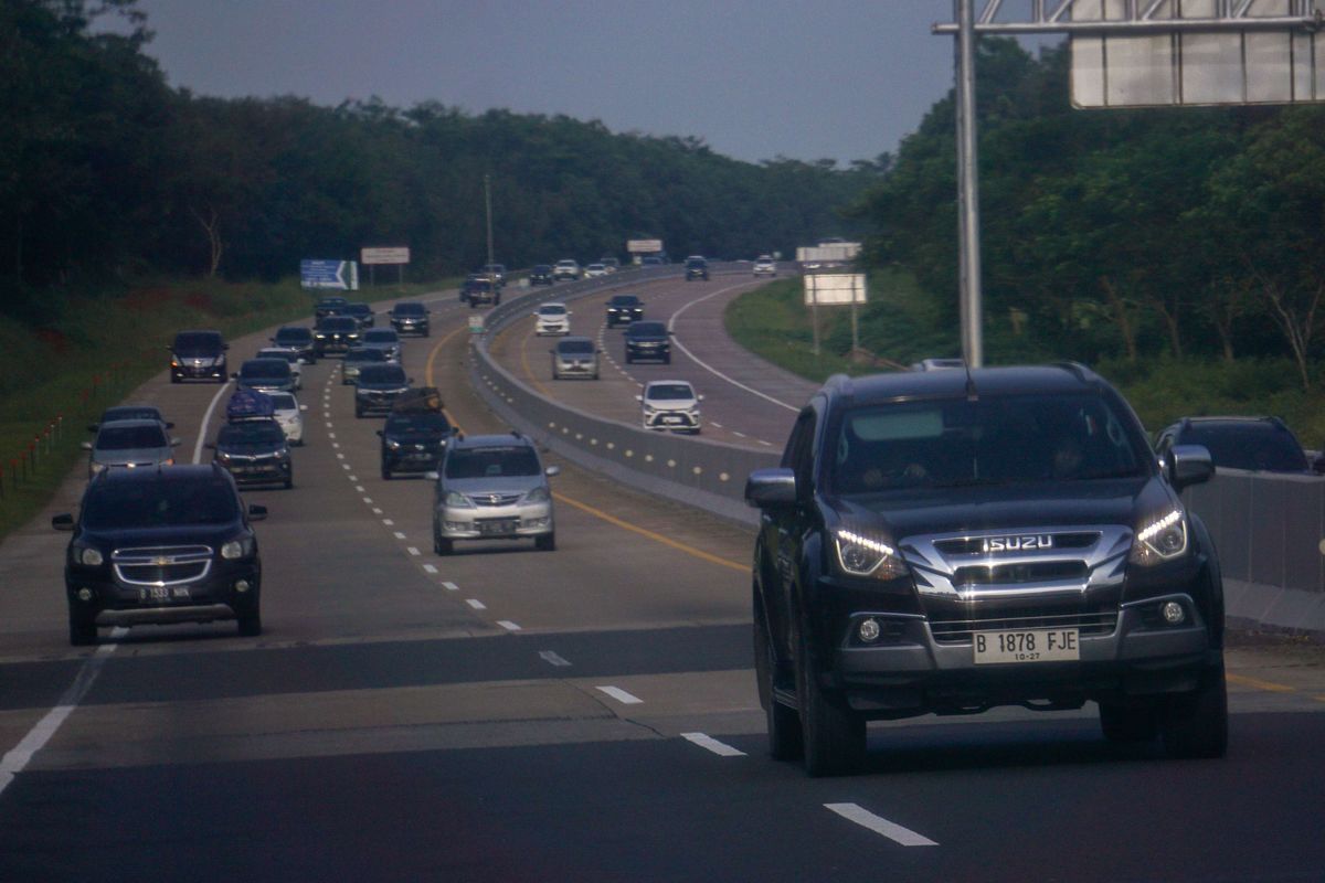 Sejumlah kendaraan melintas di Jalan Tol Semarang-Batang, Kabupaten Batang, Jawa Tengah, Rabu (26/4/2023). Arus balik pada H+4 Lebaran dari arah Jawa Tengah menuju Jakarta terpantau ramai lancar dengan pemberlakuan satu arah hingga pukul 24.00.