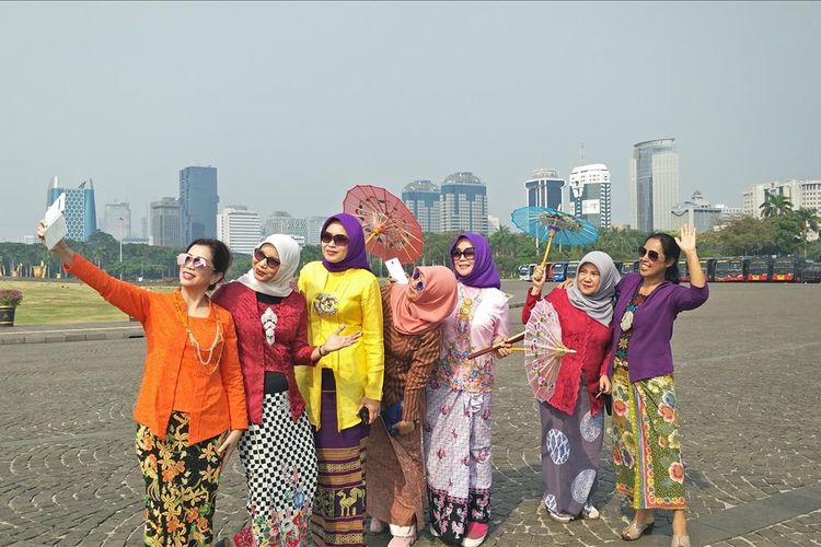 Perempuan Indonesia Berkebaya di Monas, Gambir, Jakarta Pusat, Selasa (2/7/2019).