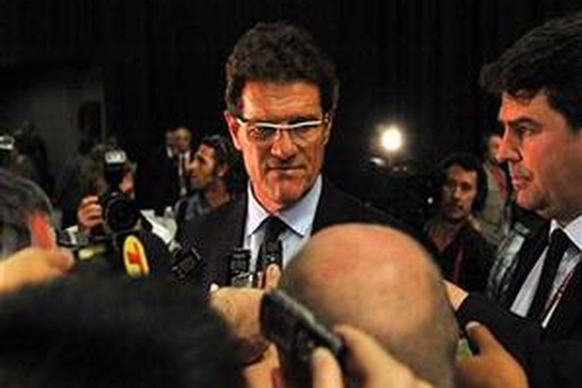 Pelatih tim nasional Inggris, Fabio Capello (tengah).