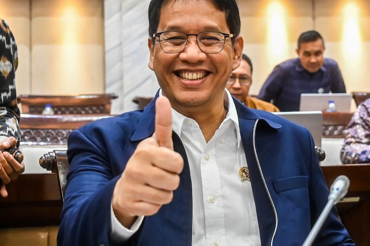 Menteri Keuangan Purbaya Yudhi Sadewa bersiap mengikuti rapat kerja bersama Komisi XI DPR di Kompleks Parlemen, Senayan, Jakarta, Selasa (30/9/2025). 
