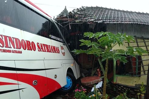 Detik-detik Bus Jurusan Magetan-Jakarta Tabrak Warungnya, Suyati Teriak Tertimpa Etalase