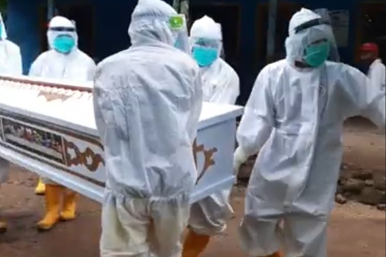 Jenazah DMH (80), pasien positif Covid-19 yang diambil paksa keluarga dari Rumah Sakit Umum Daerah (RSUD) Baa, Kabupaten Rote Ndao, NTT dibawa petugas medis untuk dimakamkan