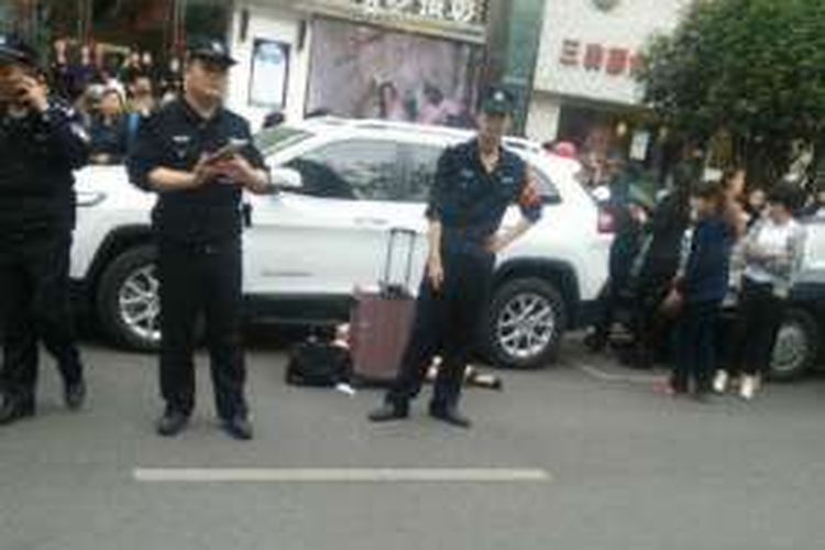 Polisi di kota Hefei, China mengamankan seorang perempuan bugil yang menari di sebuah ruas jalan kota itu sehingga menimbulkan kemacetan.