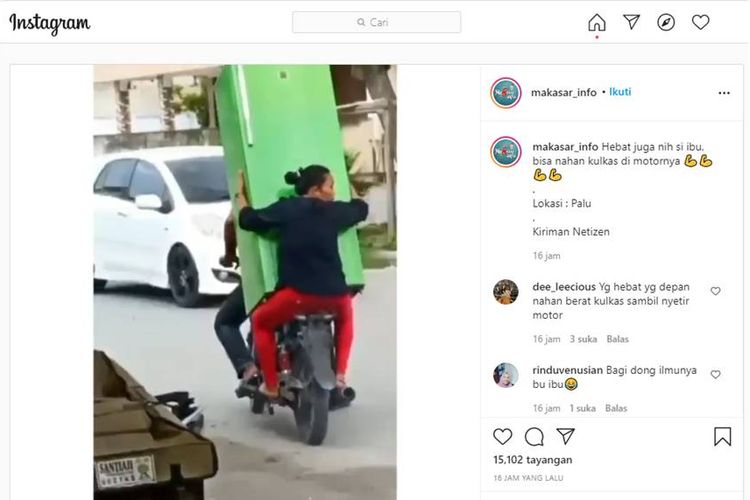 Tangkapan layar ibu-ibu menahan kulkas sambil naik motor