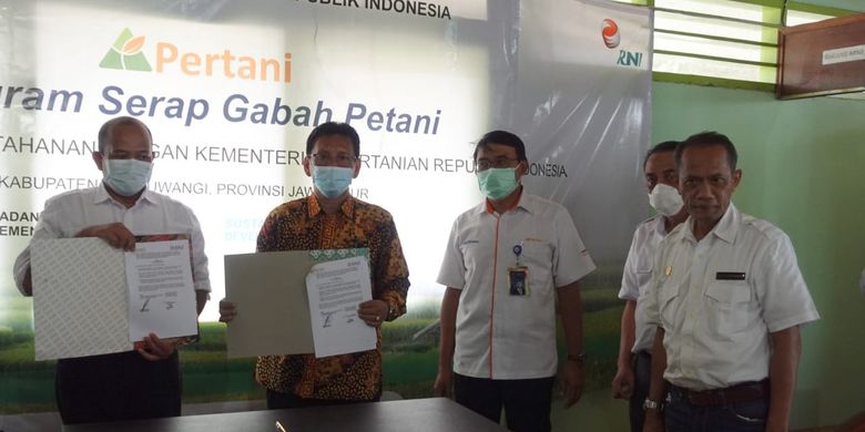 Kepala Badan Ketahanan Pangan (BKP) Kementerian Pertanian (Kementan) Agung Hendriadi, Direktur Utama (Dirut) Pertani Maryono dan Pimpinan BNI Cabang Banyuwangi Indra Purnama saat menghadiri penandatanganan perjanjian kerja sama antara Pertani dengan Bank Nasional Indobesia (BNI) mengenai collection agent penyaluran KUR dalam corporate farming di Banyuwangi, Selasa (23/3/2021)