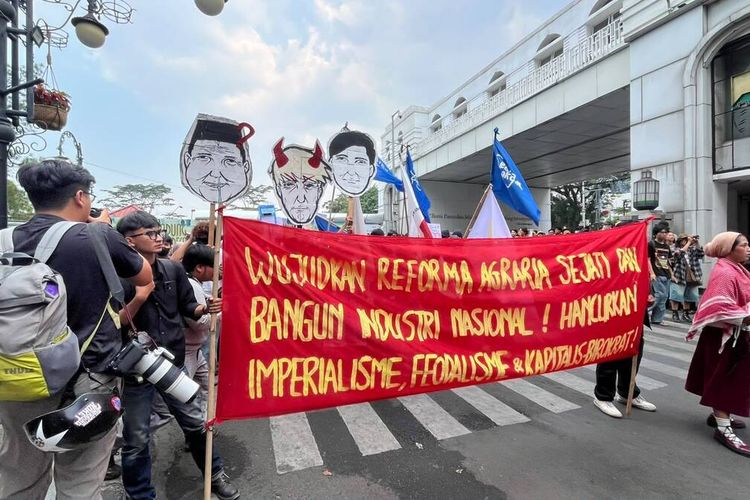 Massa Sampaikan 4 Tuntutan dalam Aksi Peringatan 2 Tahun Pemerintahan Prabowo - Gibran di Bandung