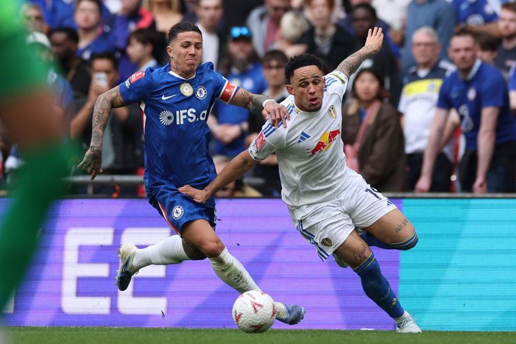 Enzo Fernandez (kiri) membayangi Noah Okafor (kanan) dalam pertandingan sepak bola semifinal Piala FA Inggris antara Chelsea vs Leeds United di stadion Wembley di London, pada 26 April 2026. (Foto oleh Adrian Dennis / AFP)