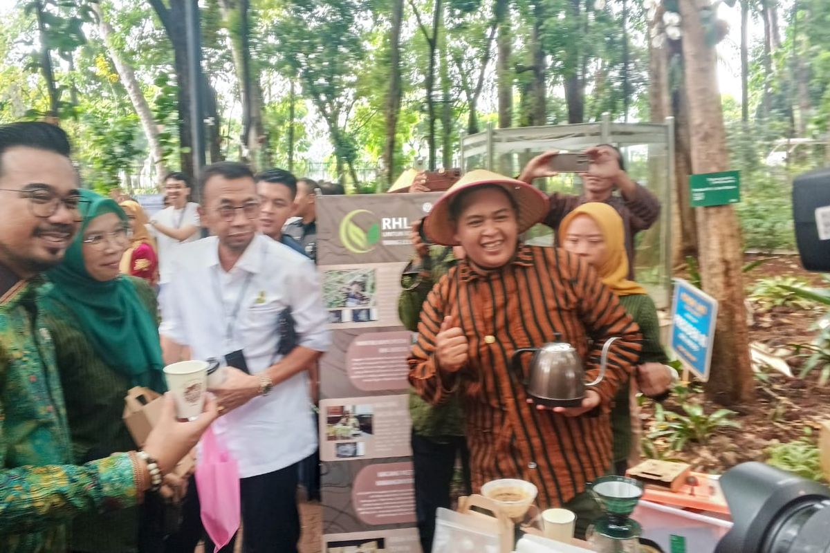 Wakil Menteri Kehutanan Indonesia, Sulaiman Umar Shiddiq (baju hijau) di Pasar Rehabilitasi Hutan dan Lahan di Arboretum Ir. Lukito Daryadi, Manggala Wanabakti, pada Rabu (20/8/2025).