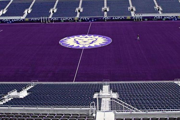 Lapangan Citrus Bowl, kandang Orlando City, menggunakan rumput berwarna ungu. 