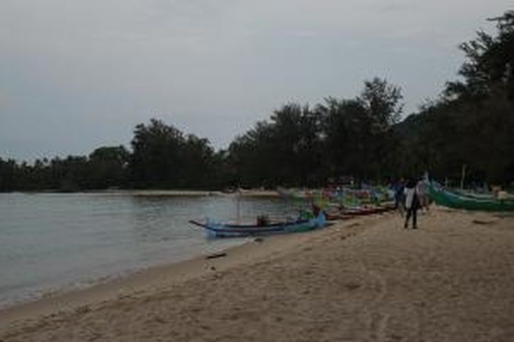 Pengunjung menikmati suasana Pantai Burung Mandi dengan tatanan perahunya. Setiap perahu di sini dapat disewa untuk memancing ikan bersama nelayan lokal.