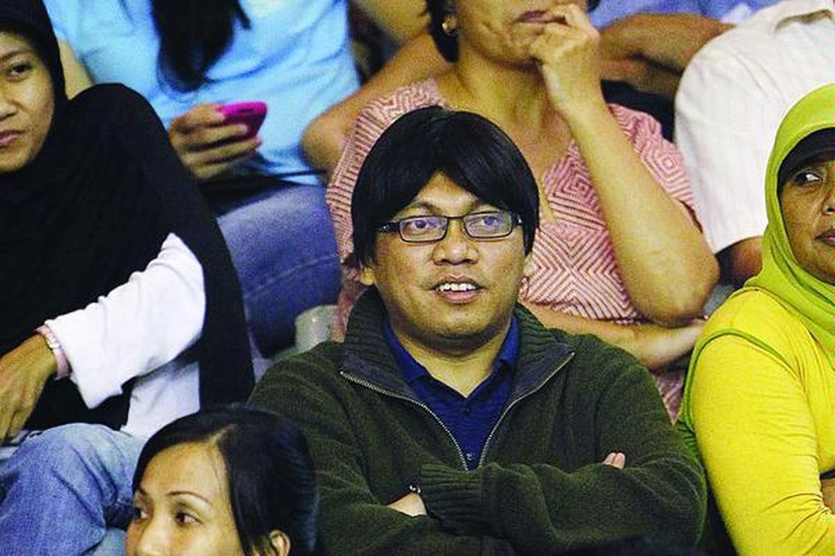 Penonton yang mirip tersangka kasus mafia pajak, Gayus HP Tambunan (tengah), menyaksikan pertandingan tenis Commonwealth Bank Tournament of Champions 2010 di Nusa Dua, Bali, Jumat (5/11). Gayus, Senin kemarin di sidang Pengadilan Negeri Jakarta Selatan (insert).