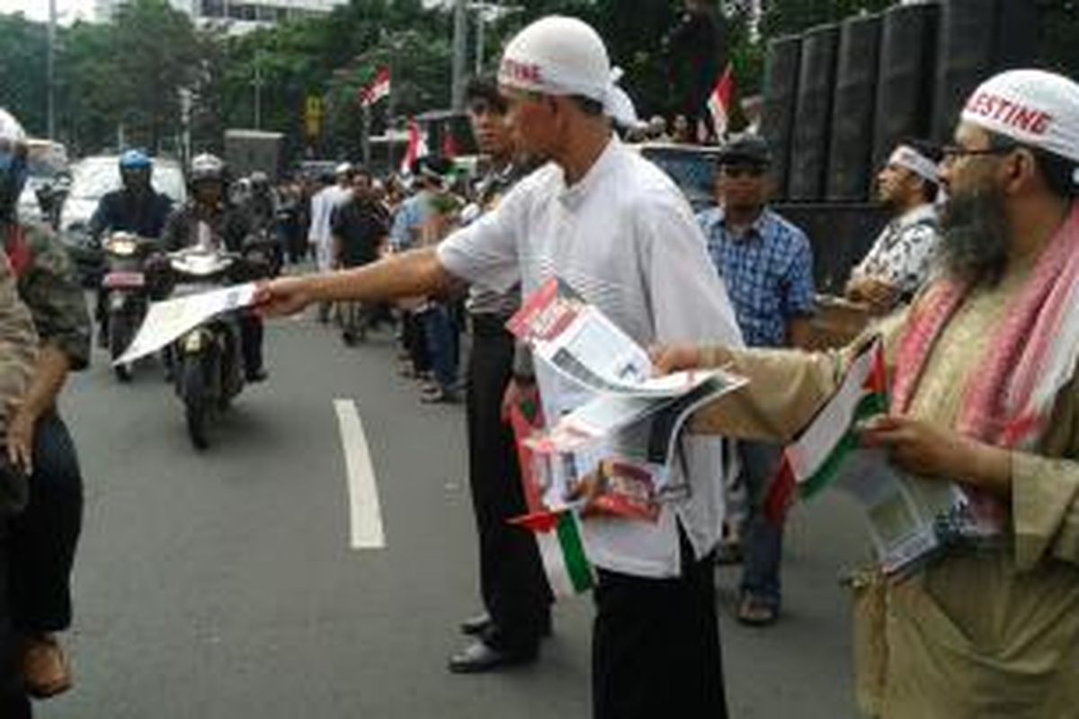 Massa dari Komite Nasional untuk Rakyat Palestina (KNRP) dan Gerakan Reformasi (Garis) menggelar aksi #saveGaza sebagai bentuk kepedulian terhadap warga Palestina di Bundaran HI, Jakarta Pusat, Jumat (11/7/2014). 