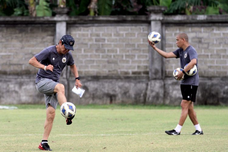 Pelatih Timnas Indonesia Shin Tae-yong mengontrol bola disela-sela latihan persiapan ujicoba FIFA Matchday di Stadion Gelora Trisakti Kuta, Bali, Jumat (21/1/2022) sore.