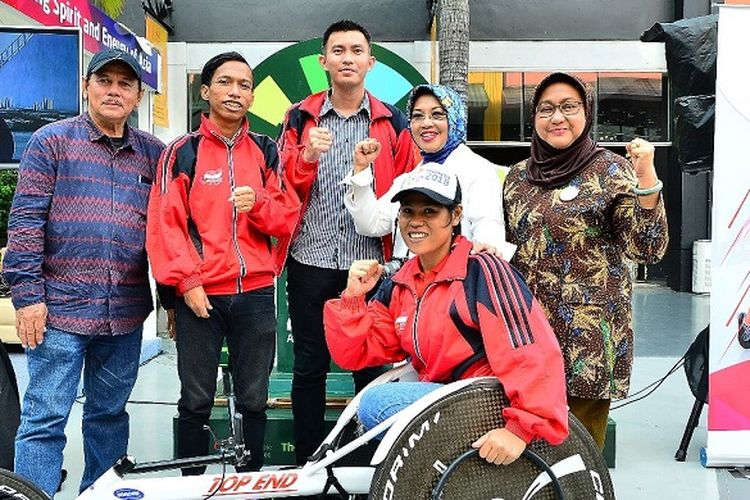 Welly Fernandez (Ketua NPC DKI Jakarta), Kusnanto (Atlet Tenis Meja), Dylan Abraham (Atlet Menembak), Sylviana Murni (Wakil Ketua Umum INAPGOC), Adiati Noerdin (Wakil Deputi 3 INAPGOC), Maria Goretie (Atlet Balap Kursi Roda), berfoto bersama pada salah satu acara sosialisai Asian Para Games 2018 di salah satu pertokoan di Jakarta.