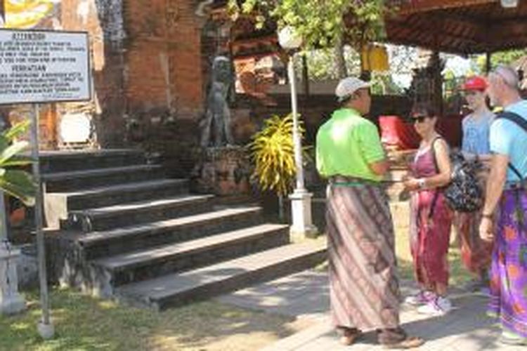 Wisatawan asing di Pura Rambut Siwi, Kabupaten Jembrana, Bali.