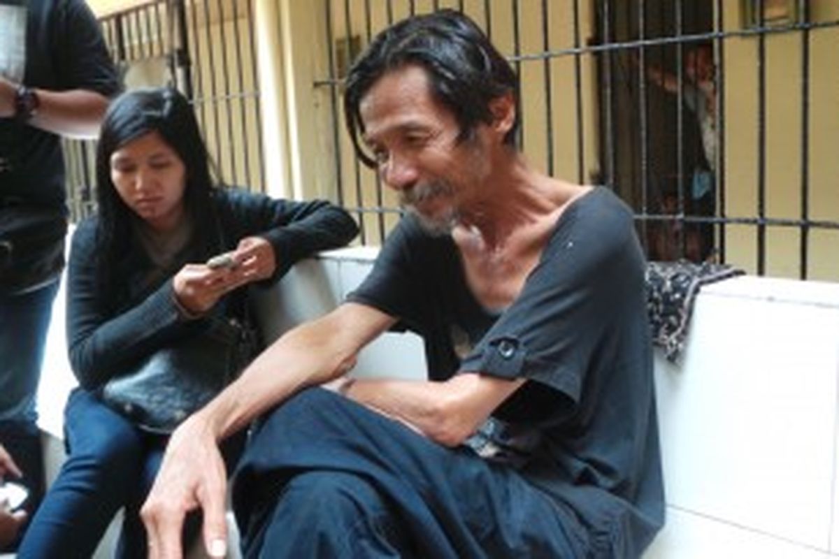 Kim-kim pria dengan tas berisi uang Rp 66.717.000 diamankan di Mapolsek Ciracas, Jakarta Timur untuk diserahkan kepada keluarga. Jumat (21/6/2013).