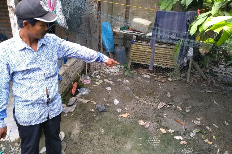 Sardan menunjukkan lokasi pria terduga teroris terpeleset di kandang ayam sebelum kemudian melarikan diri ke arah kebun sawit di Dusun I, Desa Kota Datar, Kecamatan Hamparan Perak, Deli Serdang, Sabtu (16/11/2019).