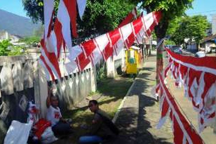 Aktivitas Uswandi (57), warga Desa Cimari, Kecamatan Cikoneng, Kabupaten Ciamis,   Jawa Barat berjualan bendera di Jl MT Haryono, Ungaran, Senin (1/8/2016) siang.
