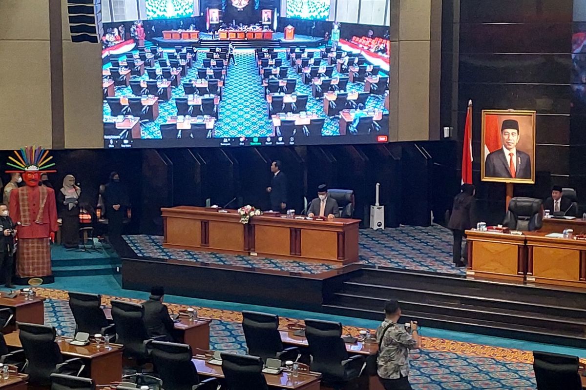 Gubernur DKI Jakarta Anies Baswedan saat mengikuti rapat paripurna di Gedung DPRD DKI Jakarta, Senin (1/8/2022) siang.