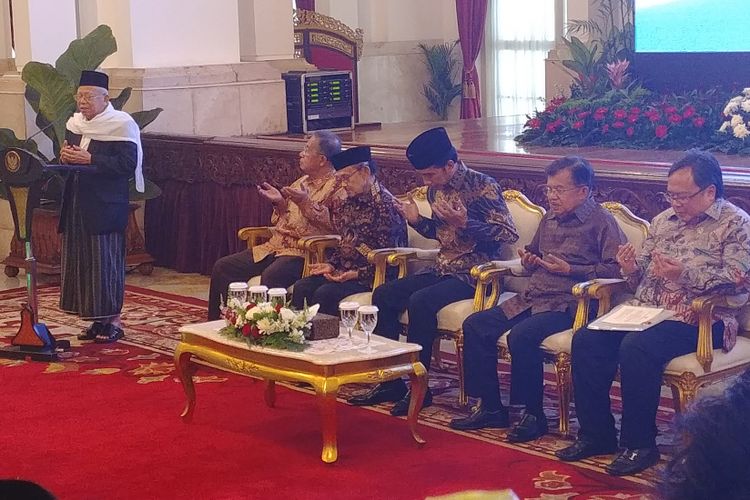 Presiden Joko Widodo dalam Peluncuran Komite Nasional Keuangan Syariah (KNKS) dan Peresmian Pembukaan Silaturahmi Kerja Nasional (SILAKNAS) Ikatan Ahli Ekonomi Islam Indonesia (IAEI) di Istana Negara, Jakarta, Kamis (27/7/2017).