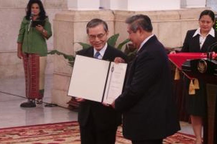 Presiden Susilo Bambang Yudhoyono mendapat gelar Doktor Honoris Causa dari Universitas Soka, Jepang di Istana Negara, Selasa (14/10/2014).