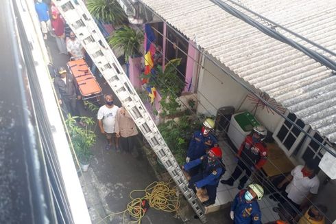 Petugas Damkar Evakuasi Ibu Hamil yang Pingsan di Rusun Cipinang Muara