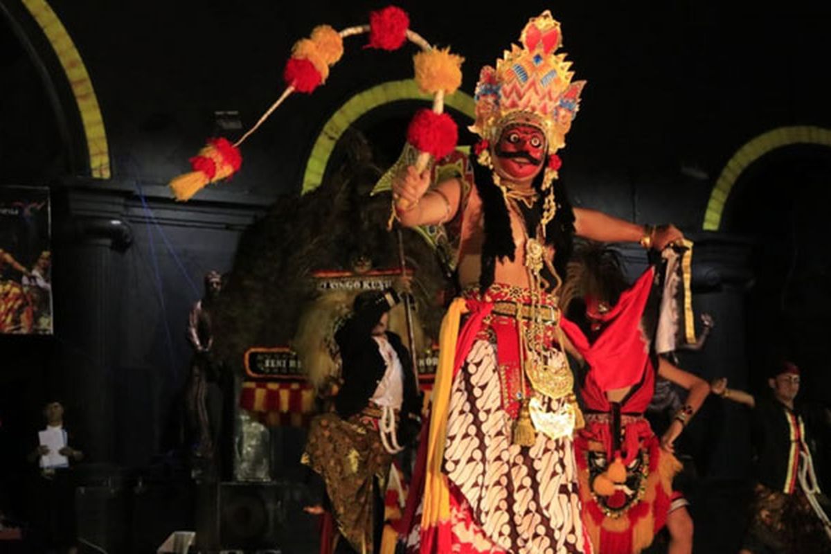 Reog, kesenian khas Ponorogo tampil di Alun-alun Ponorogo, Jawa Timur, Rabu (23/1/2019) malam.