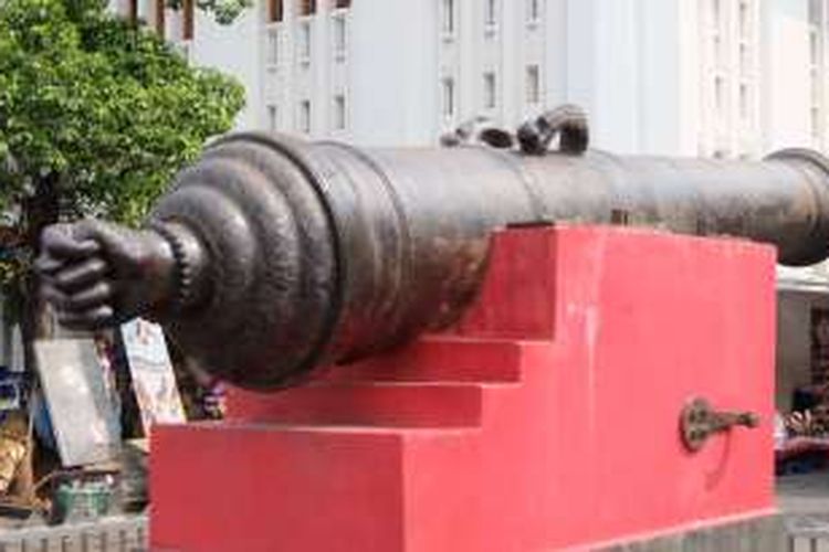 Meriam si Jagur ya g berada di halaman depan Museum Sejatah Jakarta.