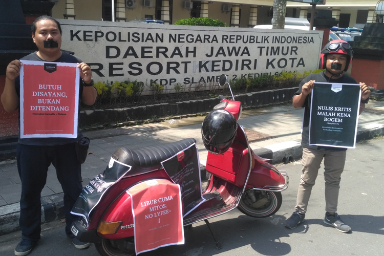 Dua orang jurnalis di Kediri, Jawa Timur saat memperingati Mayday, Rabu (1/5/2019).
