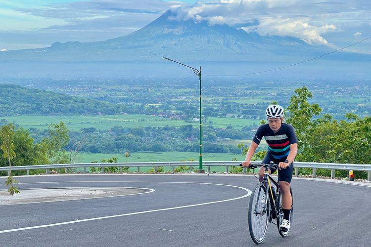 Seorang Pesepeda Melintas di Tanjakan Clongop, Gunungkidul