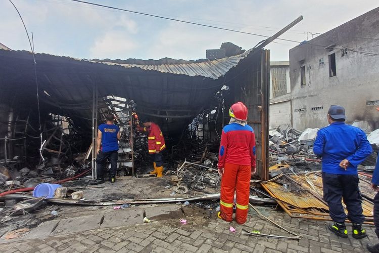 Kebakaran melanda sebuah toko perabot yang berlokasi di Gang Beringin, Jalan Raden Fatah, Sudimara Selatan, Ciledug, Kota Tangerang, Rabu (17/4/2024). 