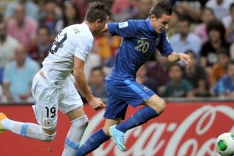 Penyerang Perancis, Florian Thauvin (kanan), dihalangi bek Uruguay, Jose Gimenez, pada final piala Dunia U-20, Sabtu atau Minggu (14/7/2013) dini hari WIB di Stadion Ali Sami Yen, Istanbul, Turki.