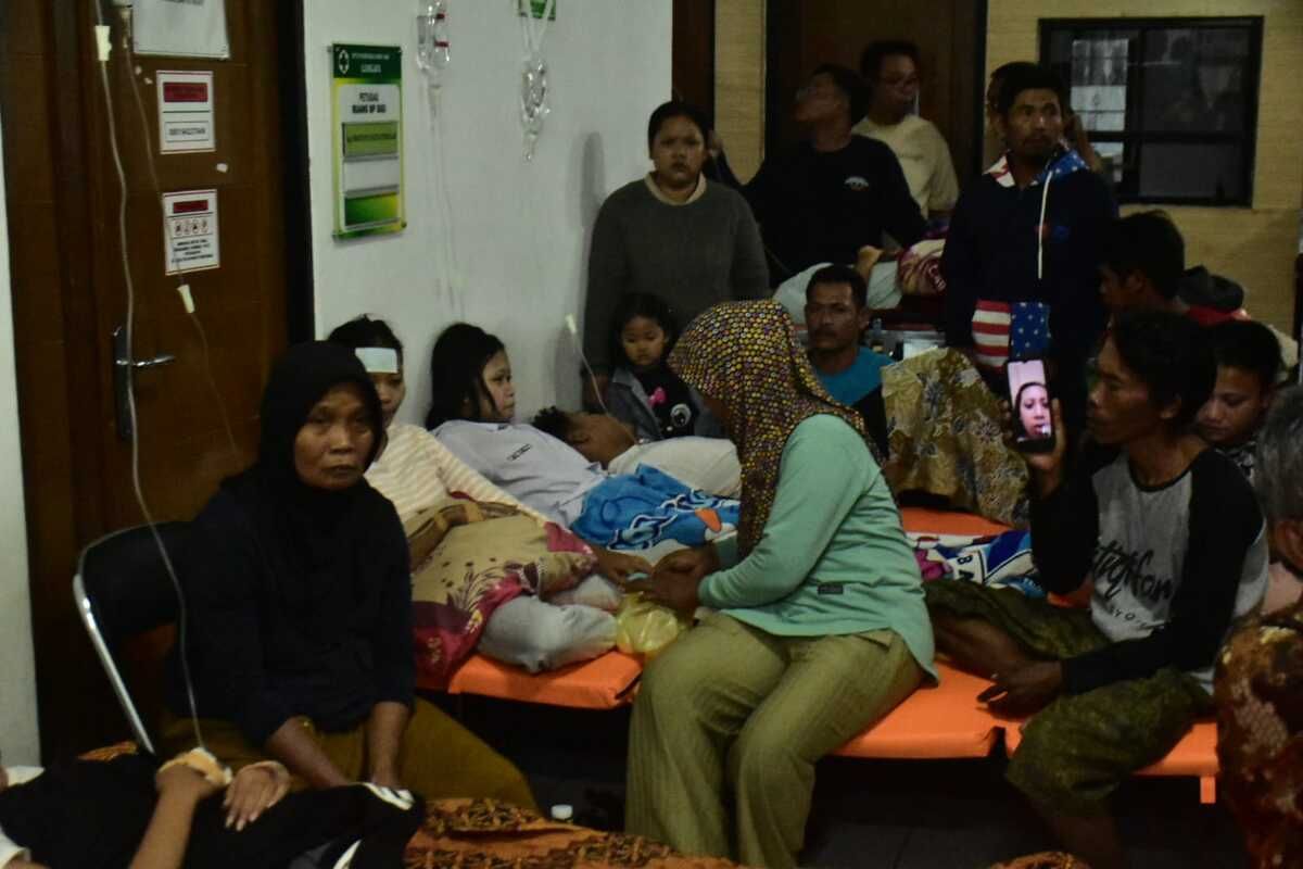 Puluhan pelajar di Sumedang, Jawa Barat, yang mengalami keracunan usai santap MBG dirawat intensif di sejumlah puskesmas, Kamis (25/9/2025) malam. 