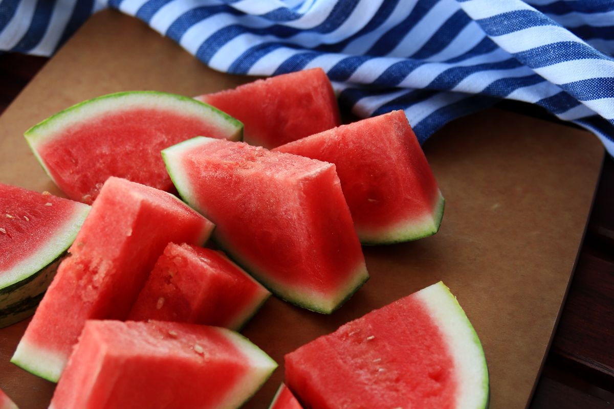 Semangka adalah buah rendah kalori yang membantu tubuh menghidrasi. Porsi 154 gram bola-bola semangka hanya memiliki sekitar 46 kalori.