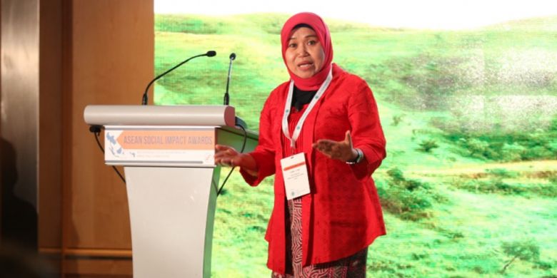 Pada seremoni penghargaan di Singapura, Rabu (21/2018) pekan lalu, Tri Mumpuni selaku pendiri Insitut Bisnis dan Ekonomi Kerakyatan (IBEKA) dari Indonesia, didaulat sebagai pemenang utama ASEAN Social Impact Awards. 