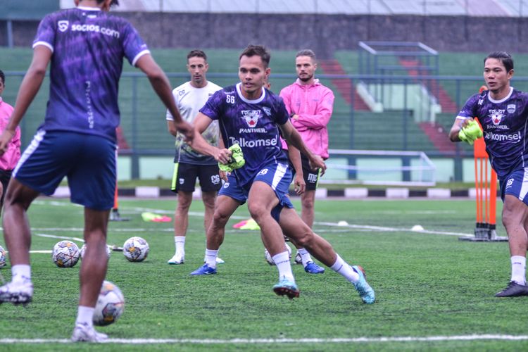 Pemain baru Persib Rezaldi Hehanusa sudah mengikuti latihan tim pada Sabtu (28/1/2023) di Stadion Siliwangi Bandung. 