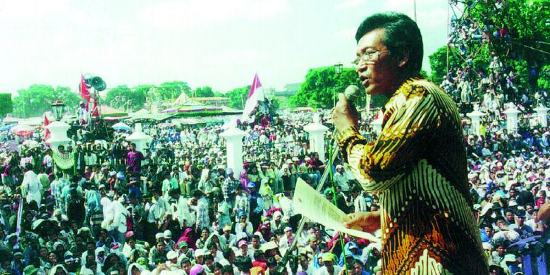 Sultan Hamengku Buwono X, di depan hampir sejuta warga Yogyakarta dan sekitarnya pada 20 Mei 1998, membacakan maklumat yang isinya mengajak masyarakat Yogyakarta dan seluruh rakyat Indonesia mendukung Gerakan Reformasi. Pembacaan maklumat Sultan HB X itu dilakukan di depan Pagelaran Keraton, Yogyakarta. Hadir pula Paku Alam VIII.