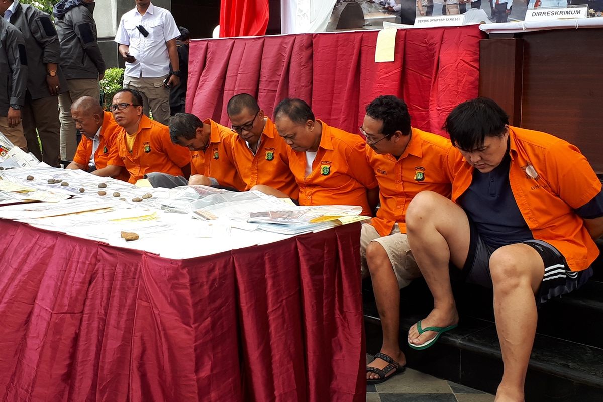 Polisi menangkap tujuh tersangka yang tergabung dalam sindikat penipu jual beli rumah dan tanah di wilayah Jakarta. Foto diambil dalam konferensi pers di Polda Metro Jaya, Jakarta Selatan, Kamis (22/8/2019).