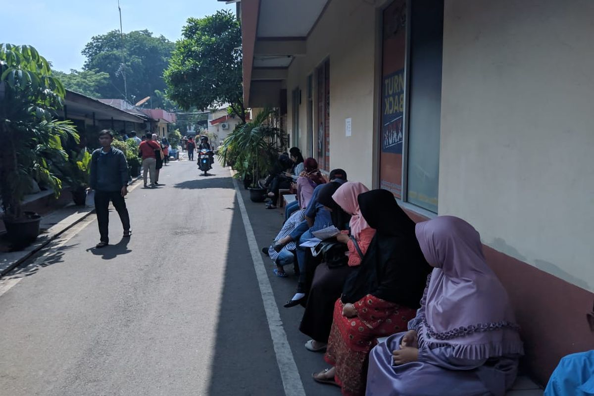 Antrian pemohon SKCK di Polresta Kota Tangerang, Senin (18/11/2019)