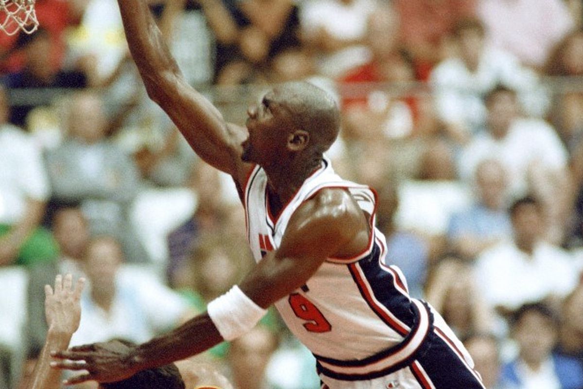 Michael Jordan beraksi lawan Spanyol di Olimpade Barcelona 1992. Episode kelima The Last Dance fokus ke perseteruan Jordan dengan pemain Detroit Pistons, Isiah Thomas, jelang Olimpiade tersebut.