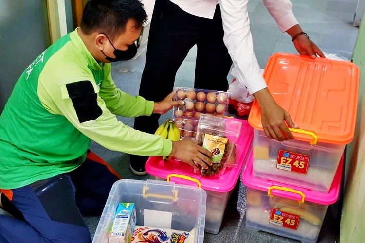 Tim Cegah Tangkal (Cekal) Corona Dompet Dhuafa sedang menyiapkan paket makanan bergizi untuk pasien Covid-19 yang tengah menjalani isolasi mandiri (isoman) di wilayah Jabodetabek.