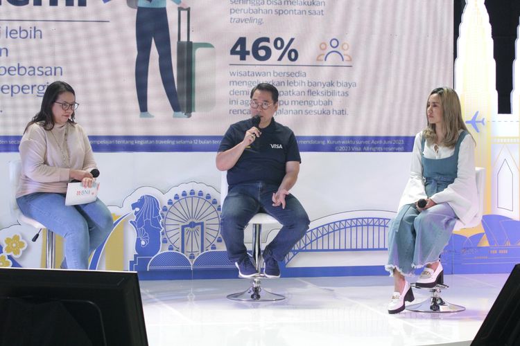 Travel Influencer Marischka Prudence dan Presiden Direktur Visa Indonesia, Riko Abdurrahman (paling kanan ke kiri) dalam acara Contactless Talk: Travelling Pascapandemi, Emang Boleh Se fleksibel itu?, di Jakarta Selatan, Senin (18/12/2023).