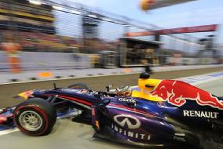 Pebalap Red Bull Racing asal Jerman, Sebastian Vettel, keluar pit saat sesi latihan bebas tiga GP Singapura di Sirkuit Marina Bay, Sabtu (21/9/2013).