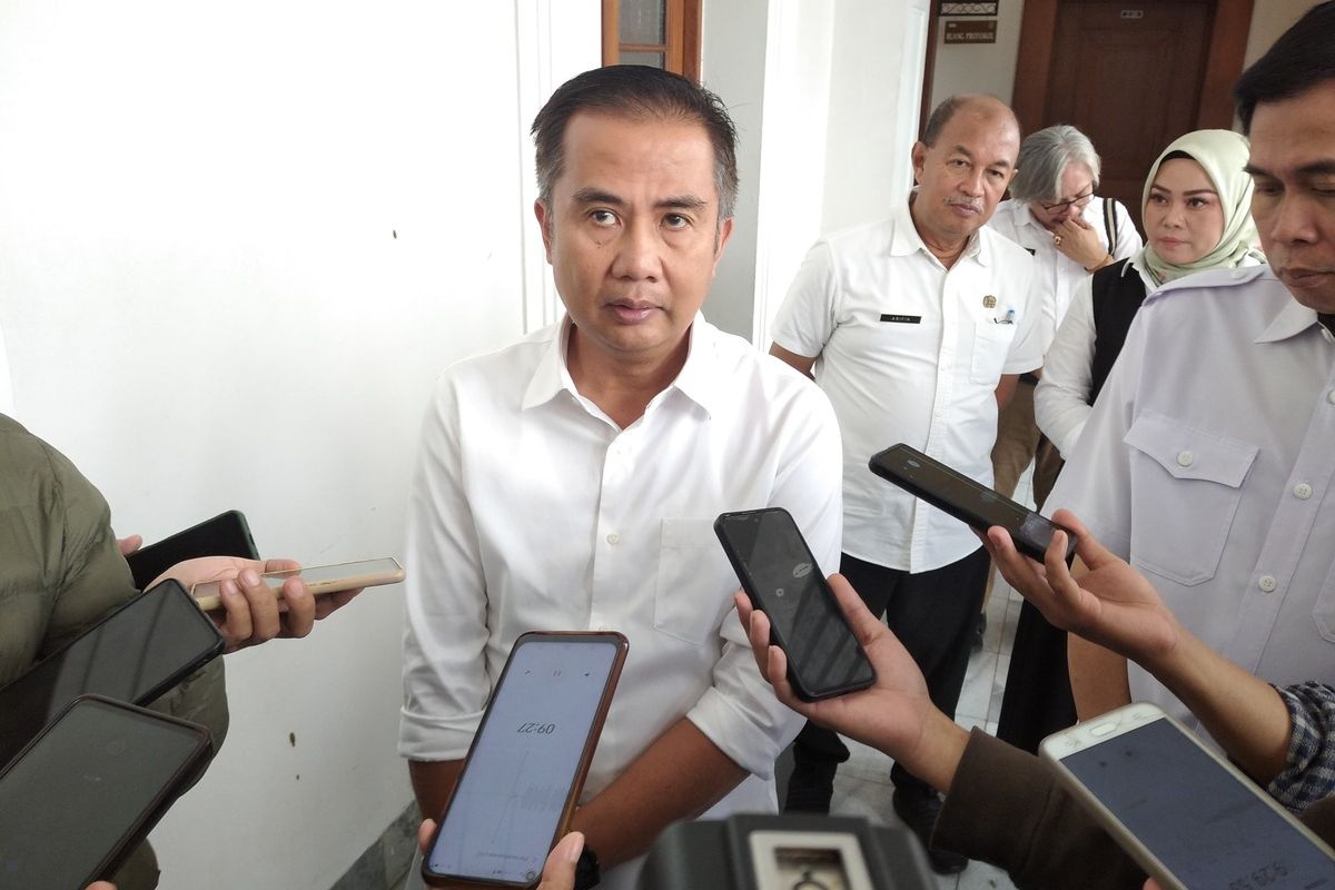 Pj Gubernur Jabar, Bey Machmudin usai rapat pimpinan di Gedung Sate, Kota Bandung, Jawa Barat, Rabu (13/2/2024).